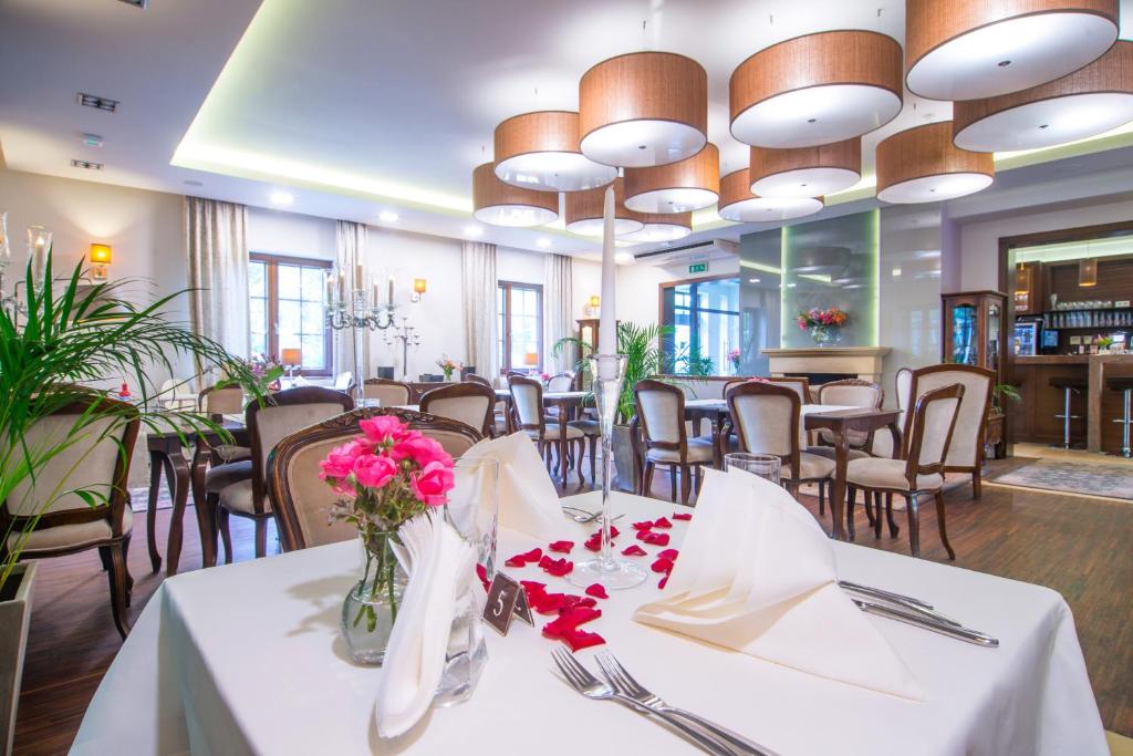Reštaurácia alebo iné gastronomické zariadenie v ubytovaní Hotel Kazimierzówka