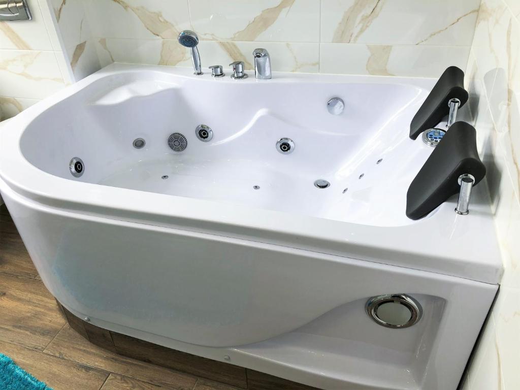 Fotografia z galérie ubytovania Kaliny Apartamenty wanny z hydromasażem v destinácii Chorzów