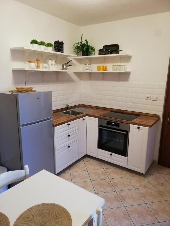 Kuchyň nebo kuchyňský kout v ubytování Apartmani Matiša