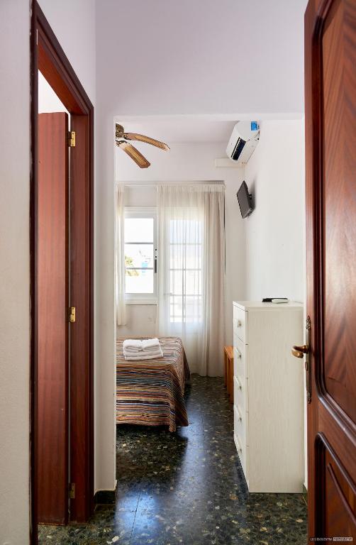 Postel nebo postele na pokoji v ubytování Hostal Illes Pitiüses