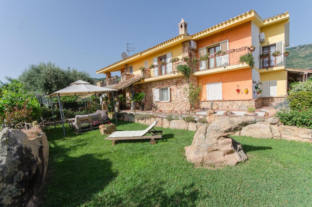 A garden outside Bellavista
