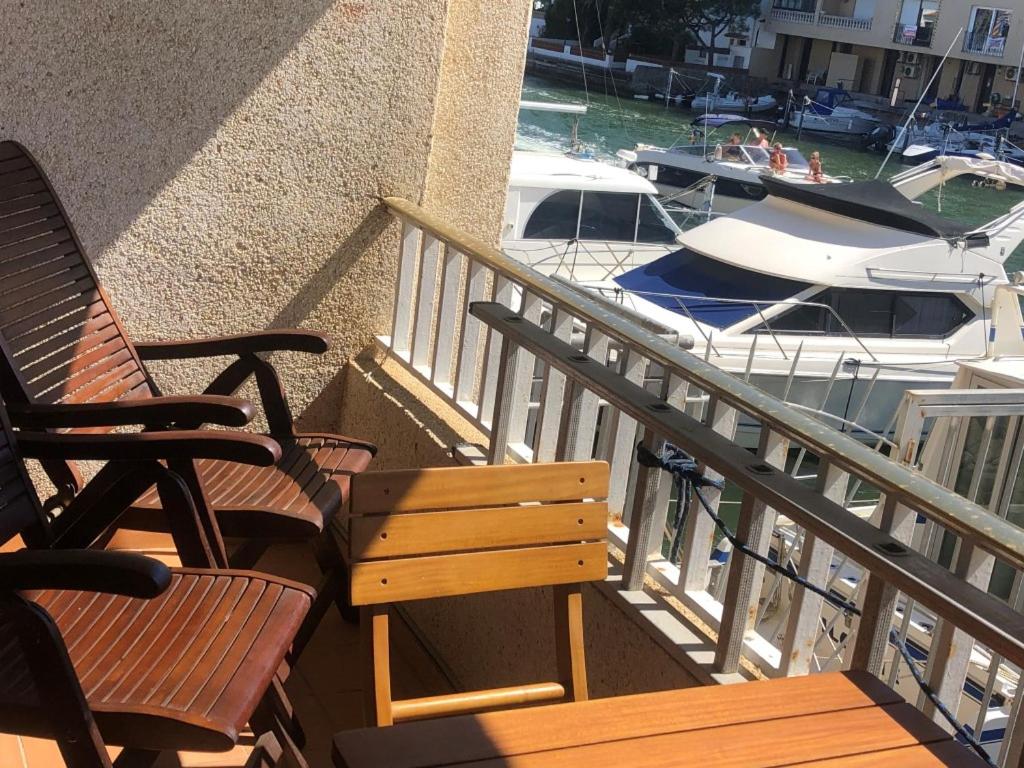 Balkón alebo terasa v ubytovaní PORT AMBAR - Apartamento en la Marina de Empuriabrava - balcón con vistas al canal - playa - wifi