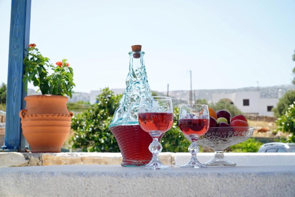 tres vasos de vino tinto sentados en una mesa en Moutsouna Beach II en Moutsouna
