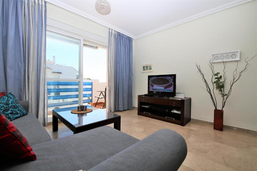 Televízia a/alebo spoločenská miestnosť v ubytovaní Apartment BERNAL