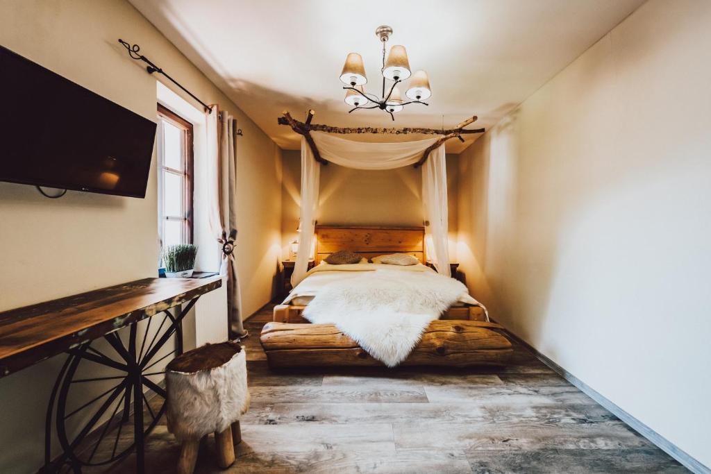 Postel nebo postele na pokoji v ubytování Resort Mlýn Černovice