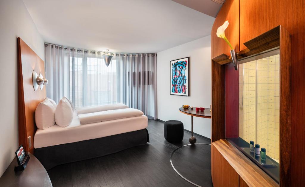Postel nebo postele na pokoji v ubytování Penck Hotel Dresden