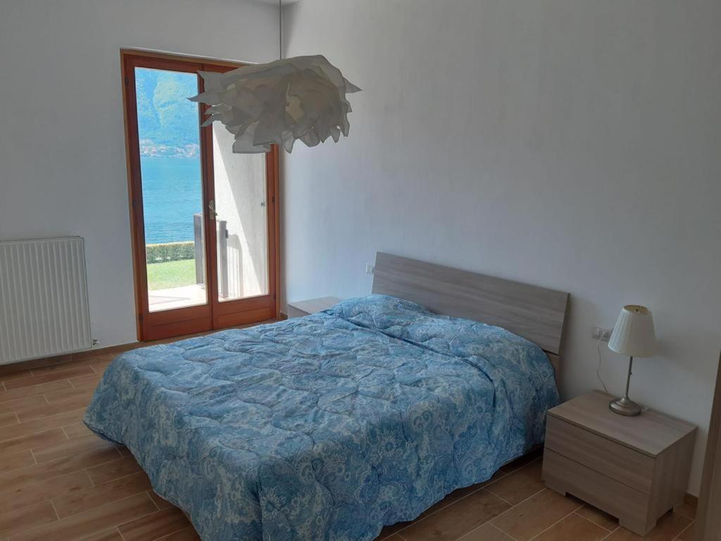 Postel nebo postele na pokoji v ubytování Big Apartment With Lake View and Two Bedrooms