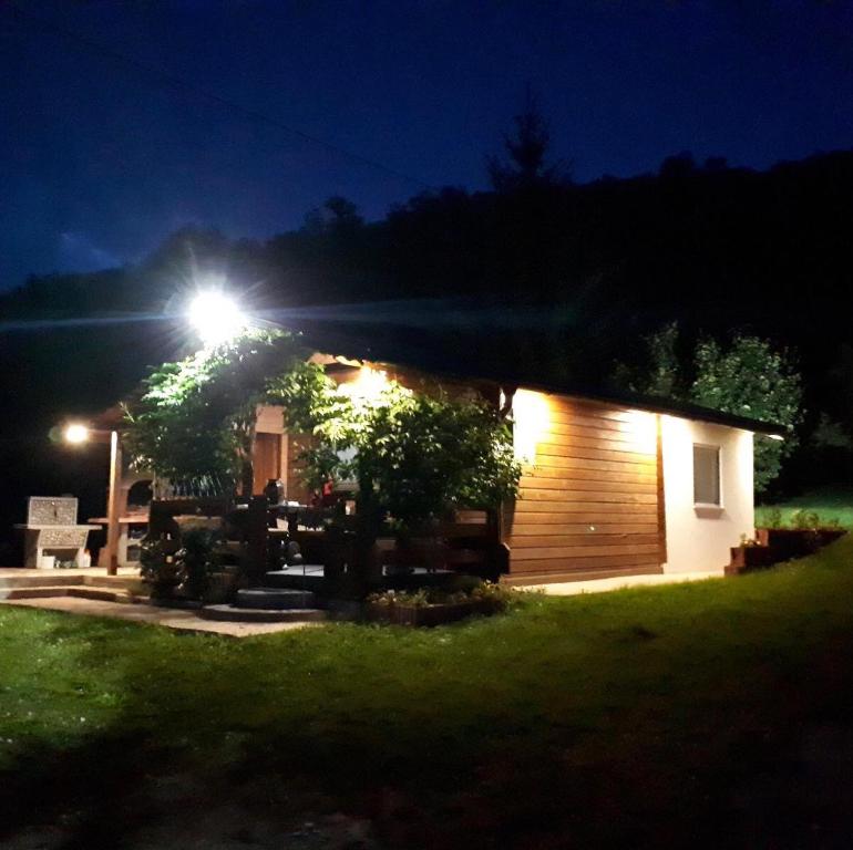 een huis met een licht erop 's nachts bij Studio apartman Firdaus-Bihać, Dobrenica bb in Bihać