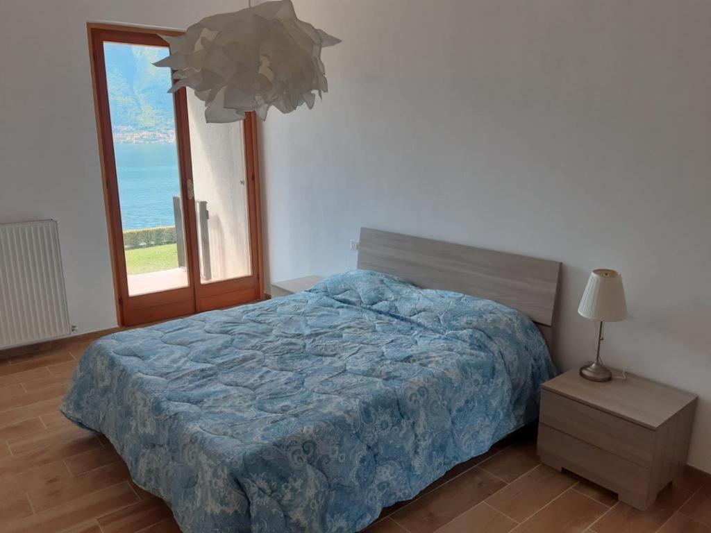 Postel nebo postele na pokoji v ubytování Big Apartment With Lake View and Two Bedrooms