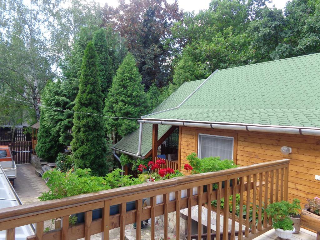 ein Haus mit einem grünen Dach und einer Terrasse in der Unterkunft Kilátó úti Vendégház in Matrafured