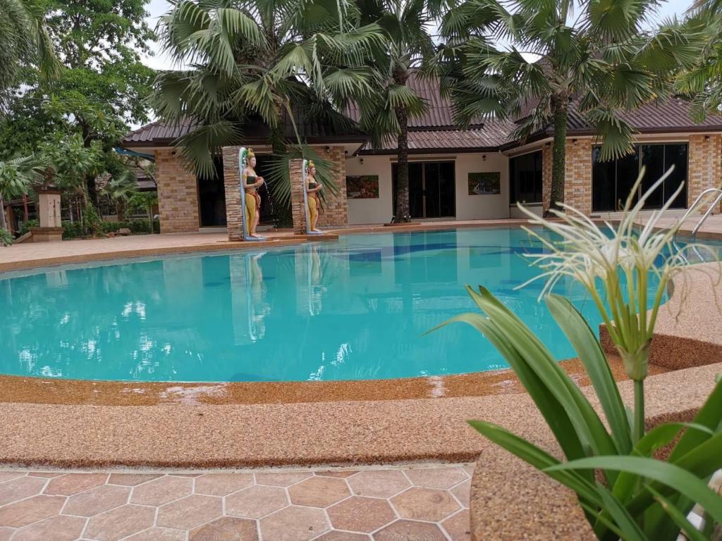 Bazén v ubytování RS Phong Riverside Resort nebo v jeho okolí