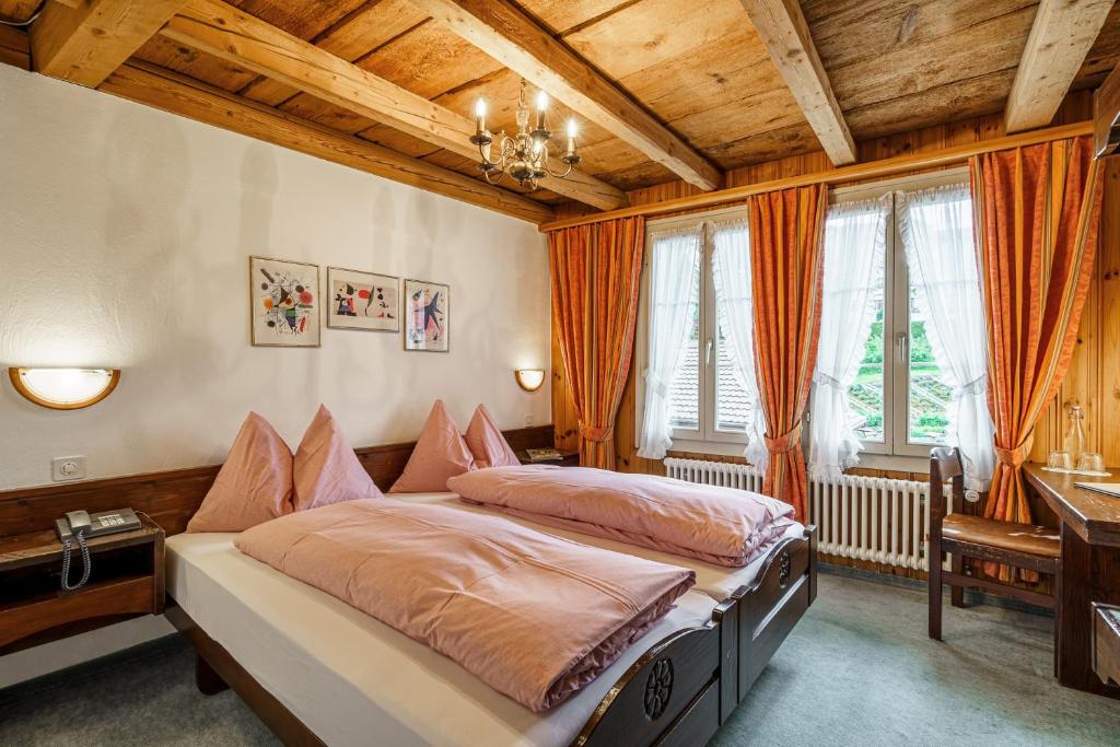 Una cama o camas en una habitación de Alpenblick Hotel & Restaurant Wilderswil by Interlaken