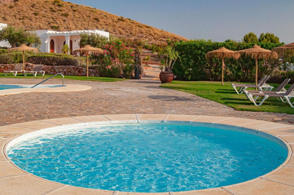 The swimming pool at or close to Finca Maltes San José
