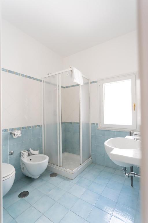 A bathroom at LUIMAR Holiday House