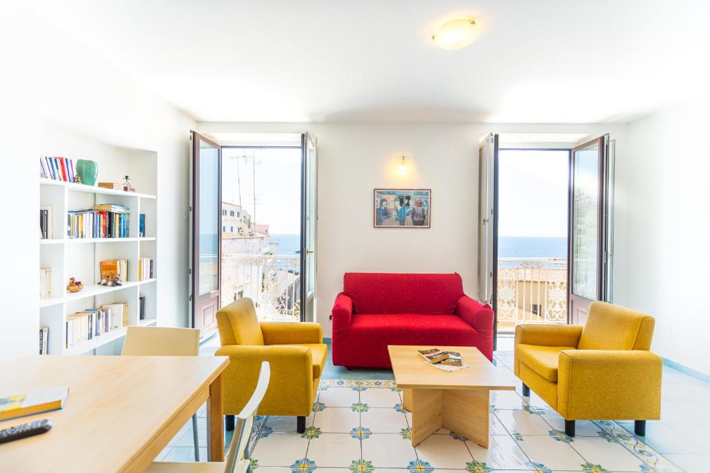 A seating area at LUIMAR Holiday House