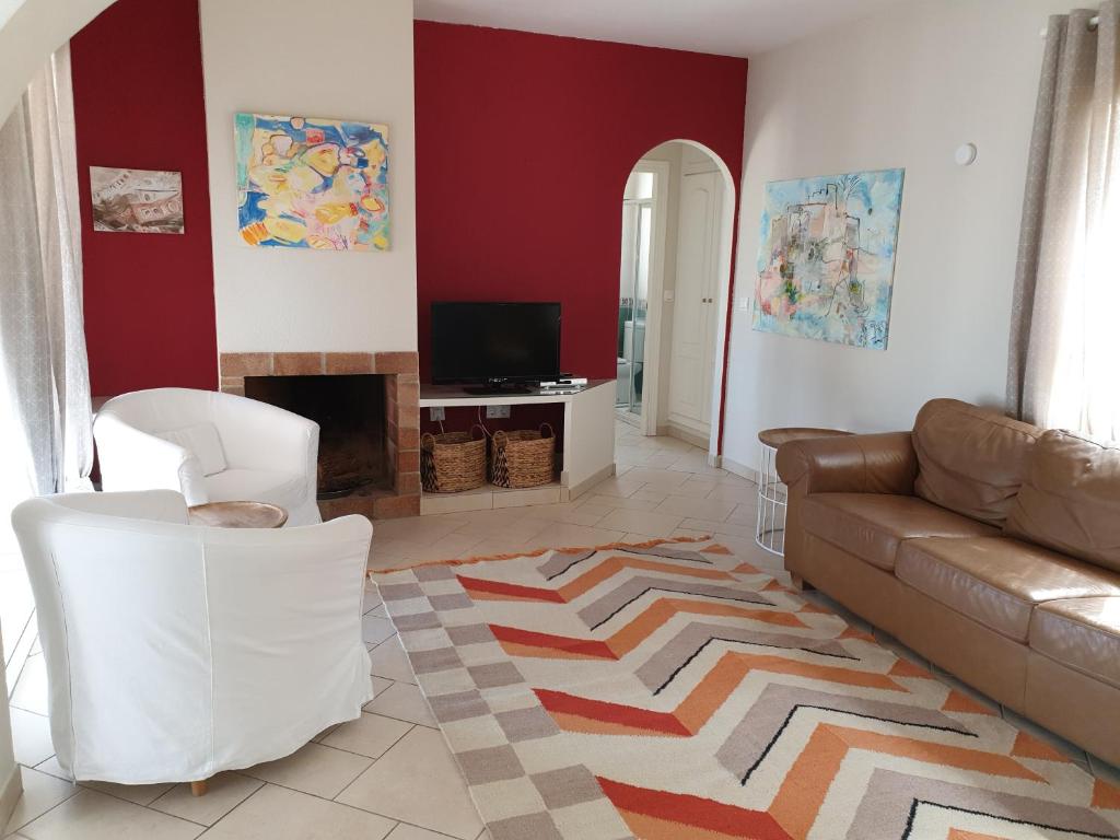 A television and/or entertainment centre at Villa Redonda I