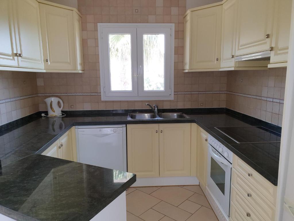 A kitchen or kitchenette at Villa Redonda I