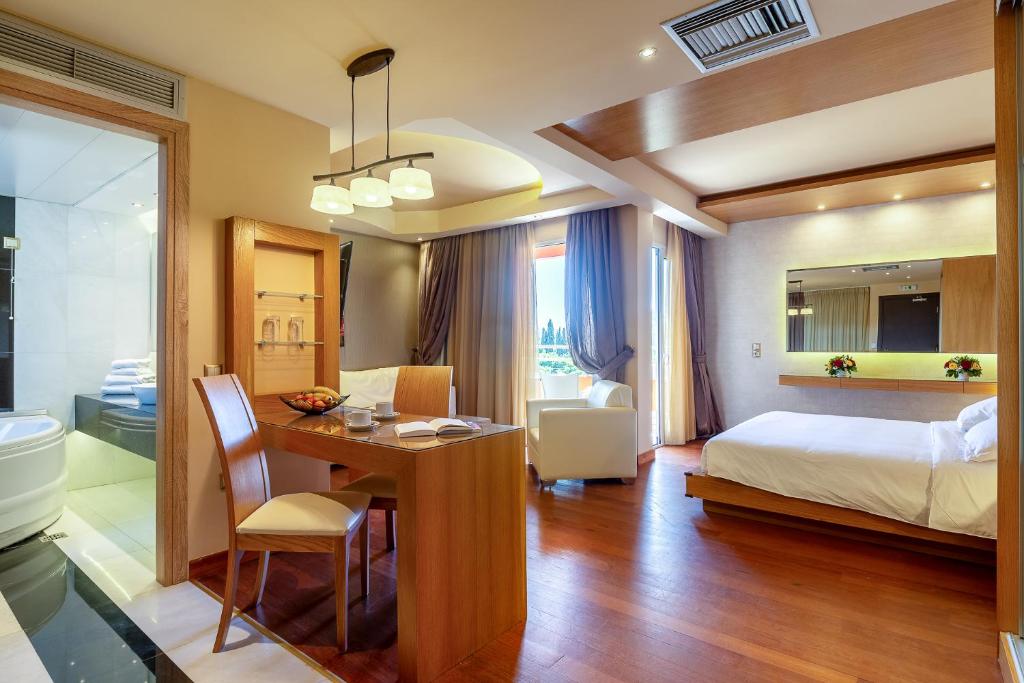 Postel nebo postele na pokoji v ubytování Oasis Hotel Apartments