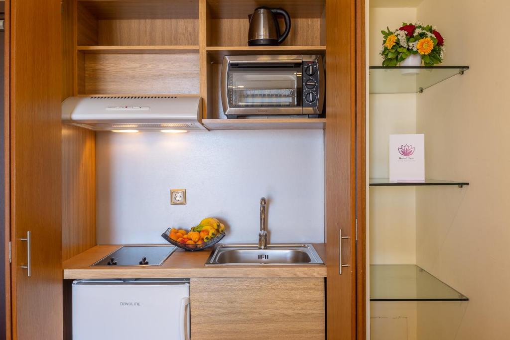 Kuchyň nebo kuchyňský kout v ubytování Oasis Hotel Apartments