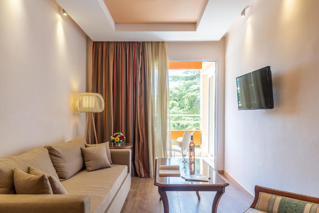 TV a/nebo společenská místnost v ubytování Oasis Hotel Apartments