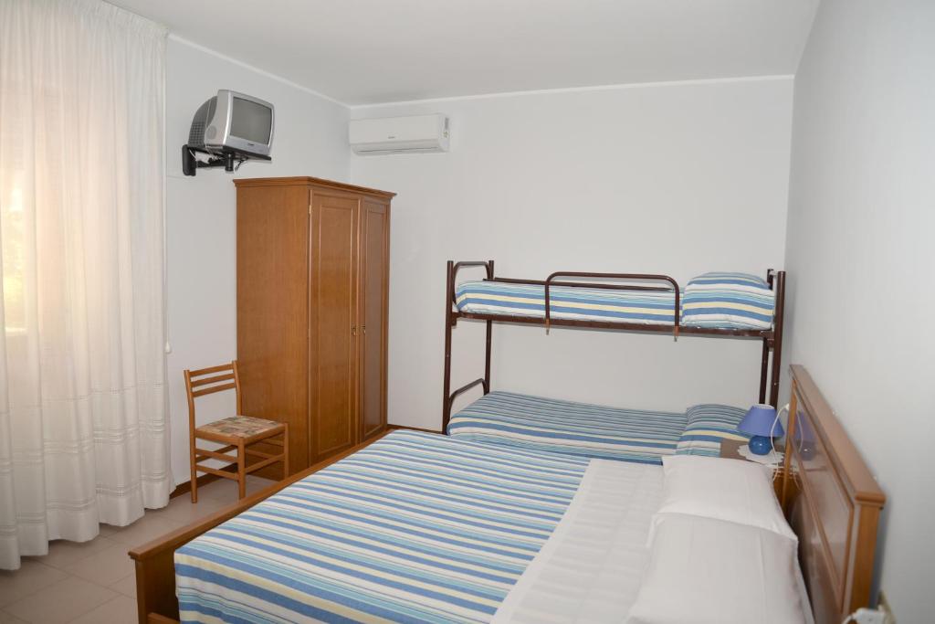 アッシジにあるCamere Tizianaのベッドルーム(二段ベッド1組、椅子付)