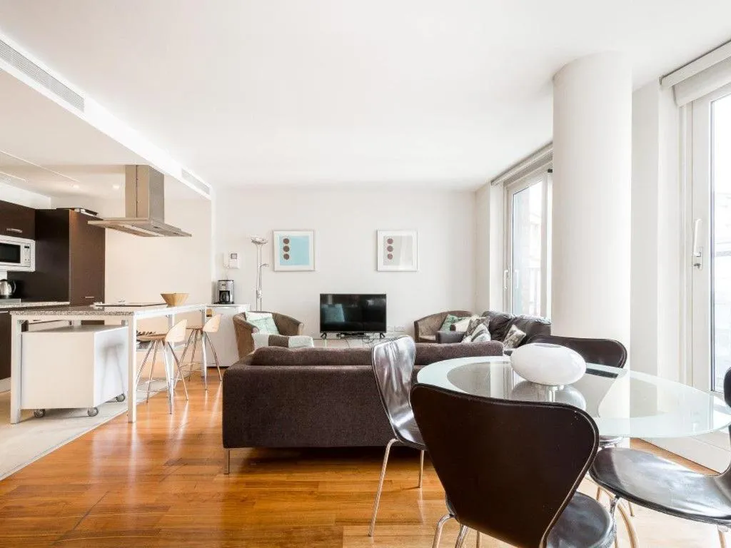 Stunning 3 Bedroom penthouse with views and balcony, Londra, Marea Britanie