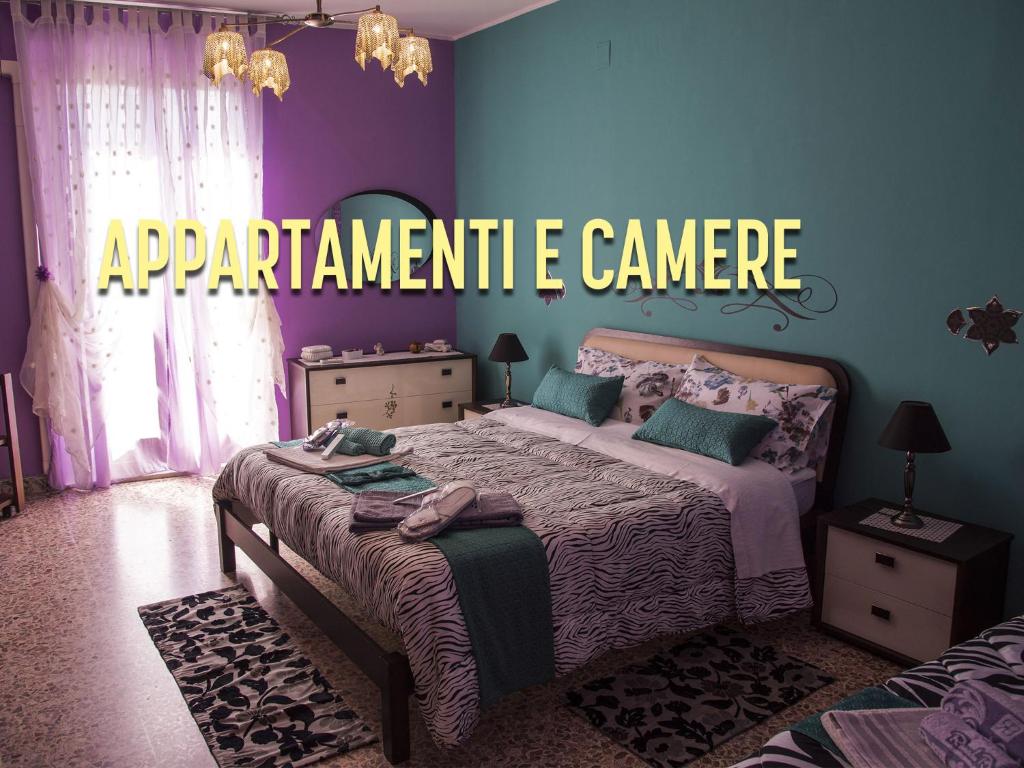 レッジョ・ディ・カラブリアにあるLa Casa Di Luce 2の予約のアポイントを読むサイン付きのベッドが備わるベッドルームです。