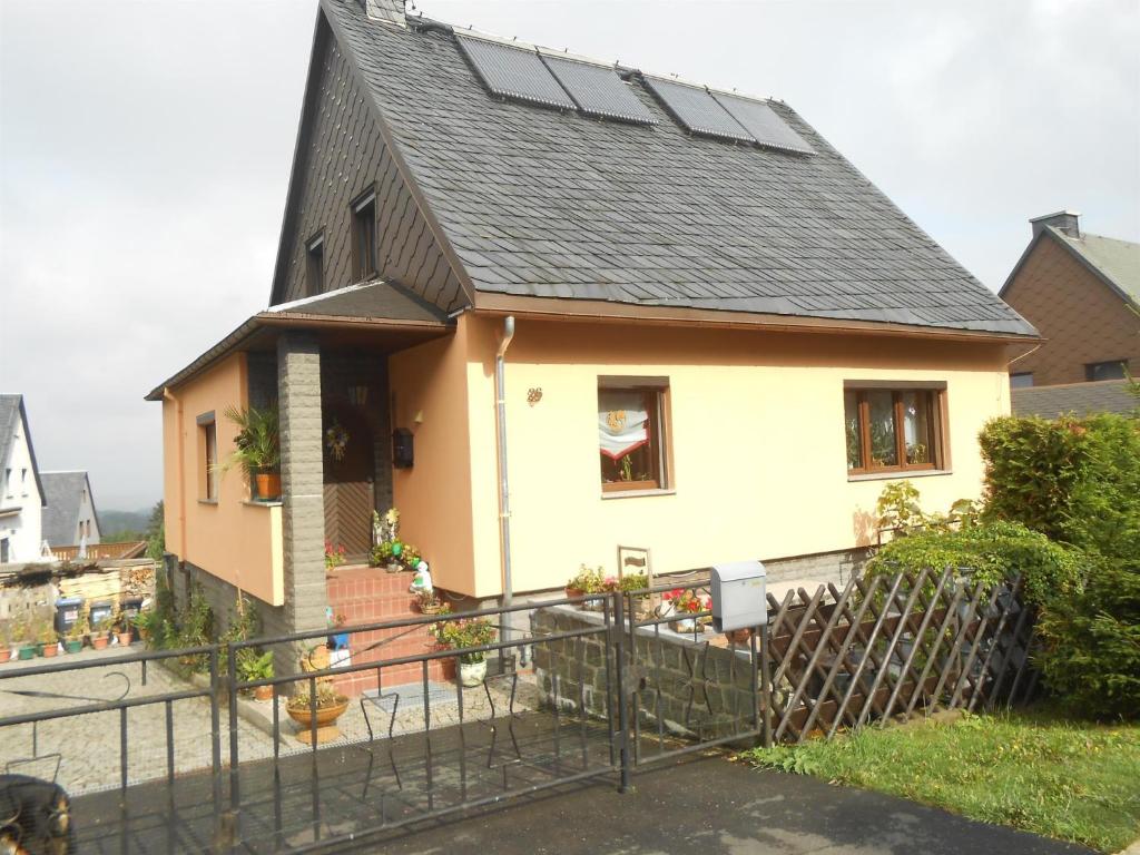 een huis met zonnepanelen op het dak bij Ferienwohnungen Langer in Kurort Altenberg
