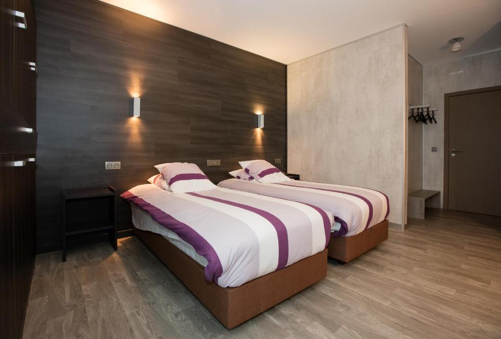 Postel nebo postele na pokoji v ubytování Flanders Lodge Hotel