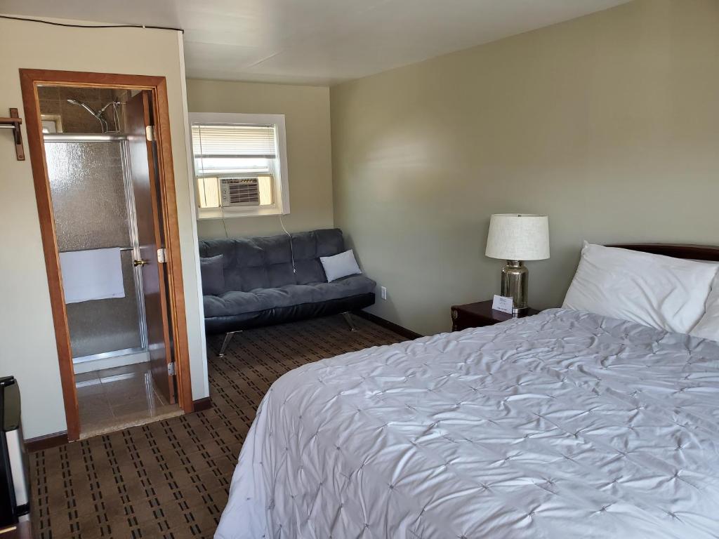 Postel nebo postele na pokoji v ubytování Golden Gate Lodging