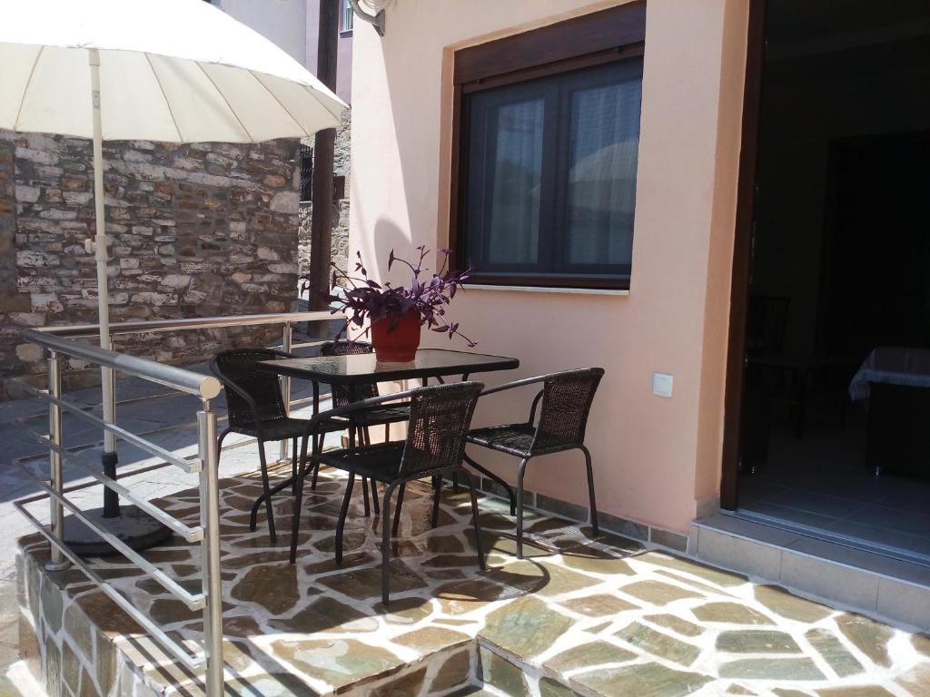Balkón nebo terasa v ubytování Stelios House