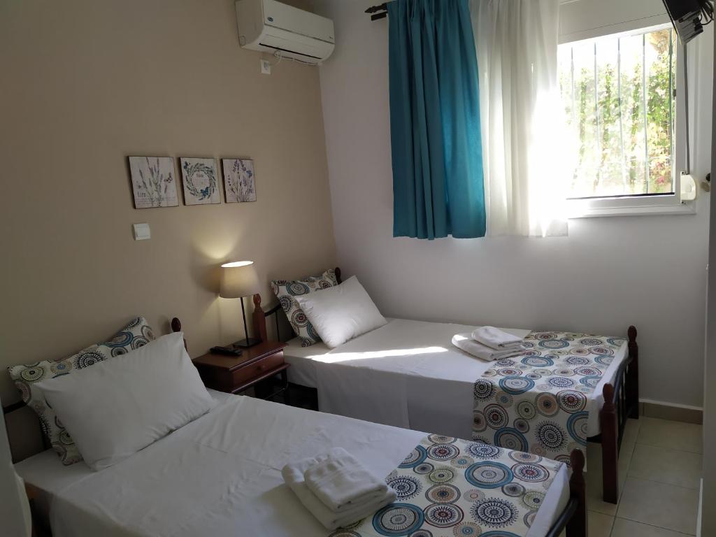伊拉克里薩的住宿－Amalia Bay，客房设有两张床和窗户。
