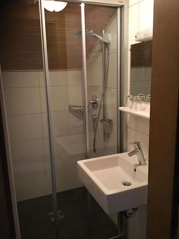 A bathroom at Haus Praxmarer