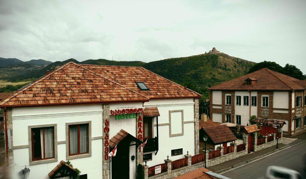 eine Gruppe von Gebäuden auf der Straßenseite in der Unterkunft Hotel Aragvi in Mzcheta