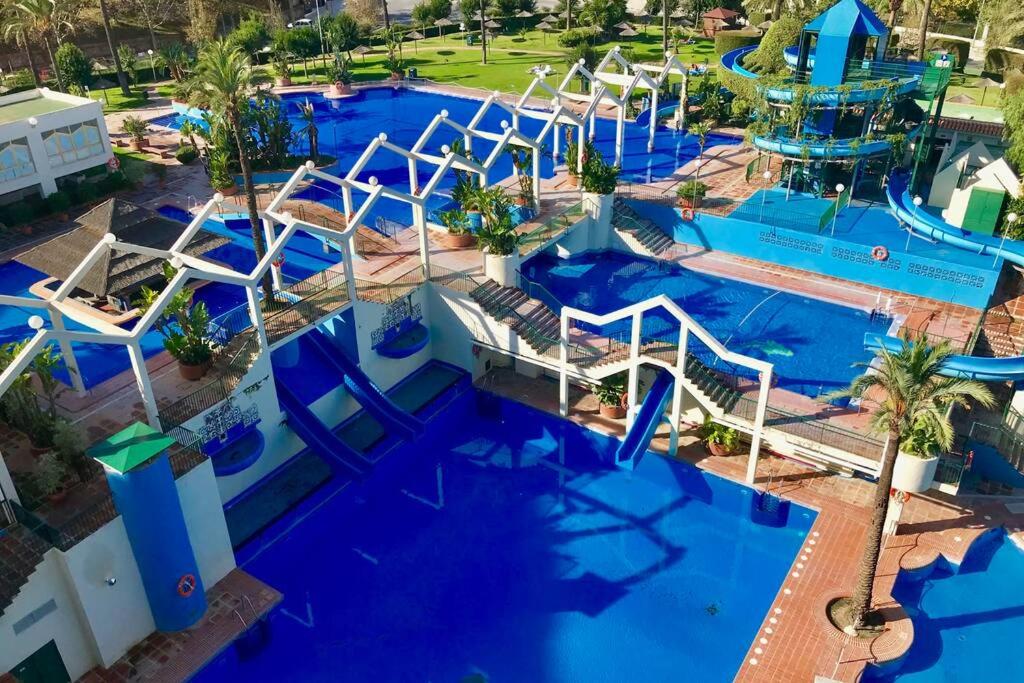 - une vue sur la grande piscine d'eau bleue dans l'établissement G&G Premium Benalbeach Panoramic, à Benalmádena
