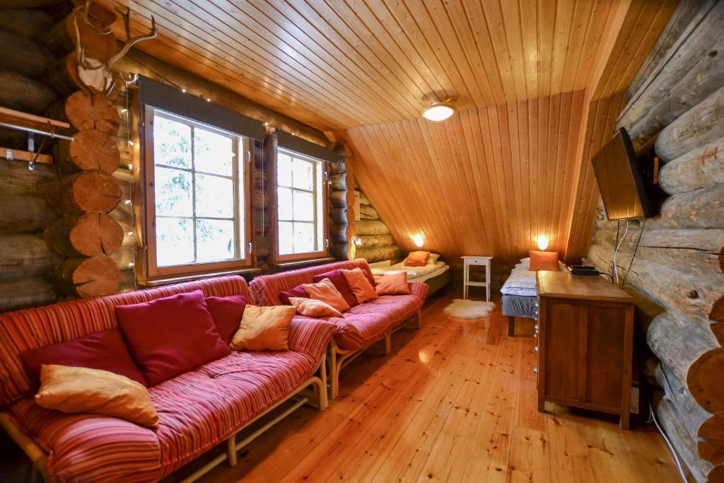 Posezení v ubytování Ylläshilla Cottage