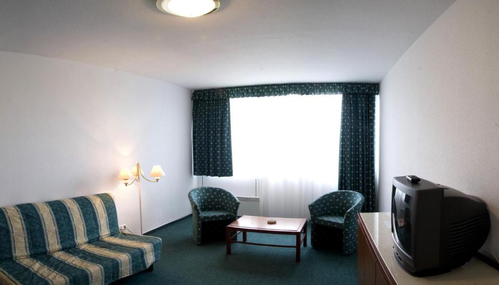 A seating area at Riviera Park Hotel