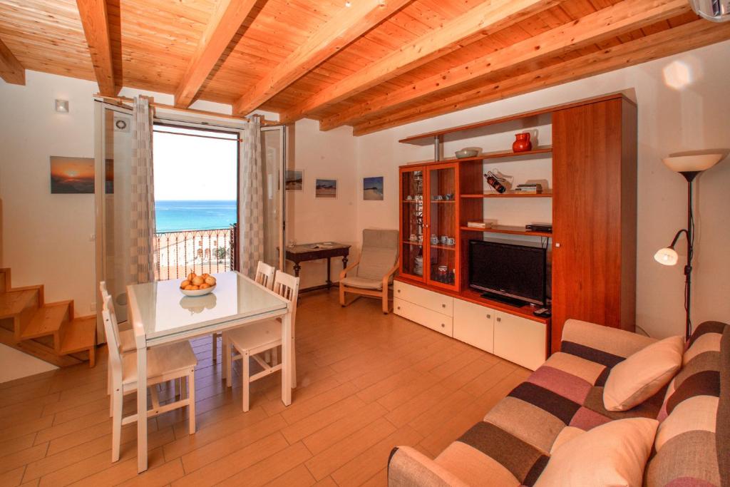 - un salon avec vue sur l'océan dans l'établissement Casa Tramonto by Wonderful Italy, à Cefalù
