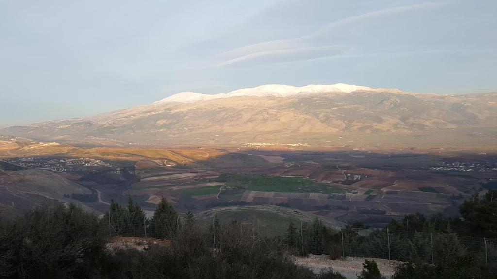 vista su una catena montuosa con montagne innevate di Gal Banof a Misgav ‘Am
