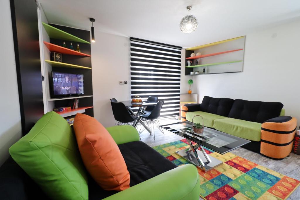 uma sala de estar com mobiliário verde e preto em Apartman Vista in Diamond Hill em Divčibare