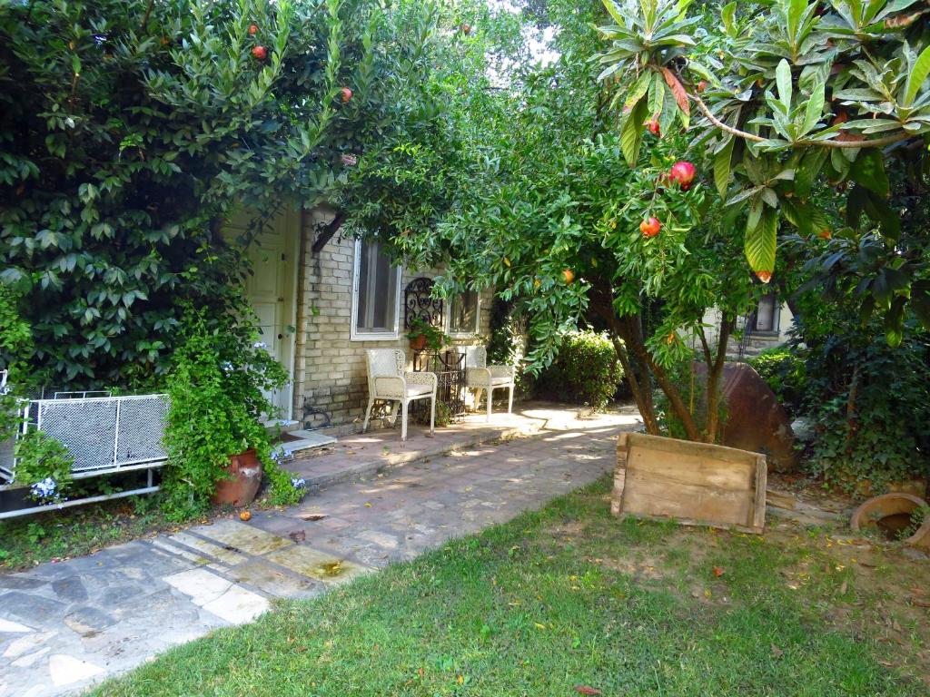 A garden outside Hotel Kalehan