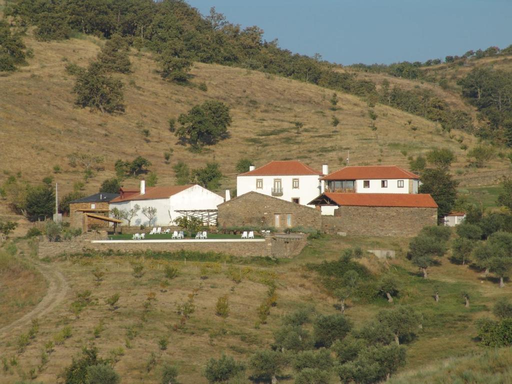 un grupo de casas al lado de una colina en Quinta da Alagoa, en Santa Maria de Émeres