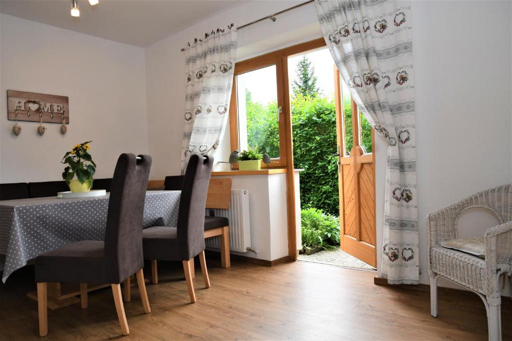 een eetkamer met een tafel en stoelen en een deur bij Ferienhaus zur Maultrommel in Molln