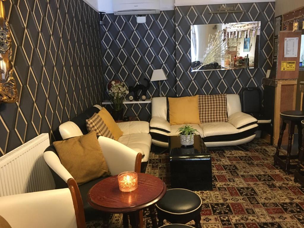 ブラックプールにあるGlenheath Hotelのソファとテーブルのあるリビングルーム