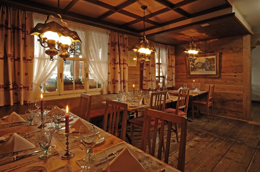 una sala da pranzo con tavoli e sedie a lume di candela di Chalet Stöckli a Wilderswil