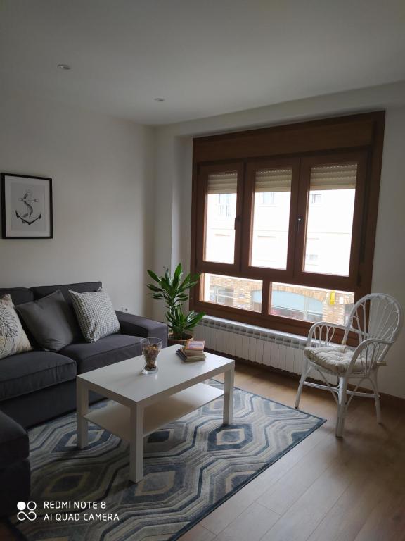 Khu vực ghế ngồi tại Piso de alquiler en Tapia de Casariego