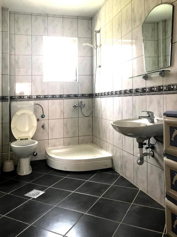 Koupelna v ubytování Apartments KRAJA