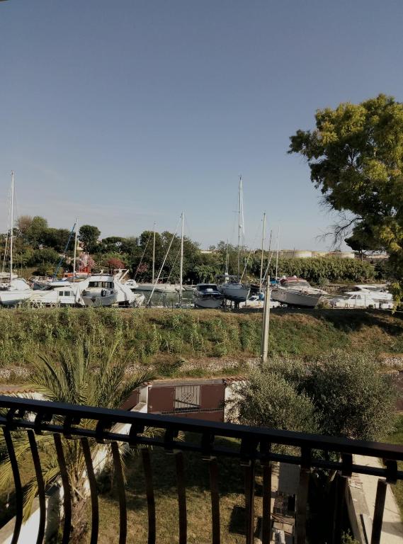 widok na przystań z łodziami w obiekcie A La vue chambre BAGNO CONDIVISO SHARED BOTH2piano no lift no navetta a pagamento aria condizionata ed extra bed 3 MINUTI A PIEDI DA BUS PER FIERA DI ROMA w mieście Fiumicino