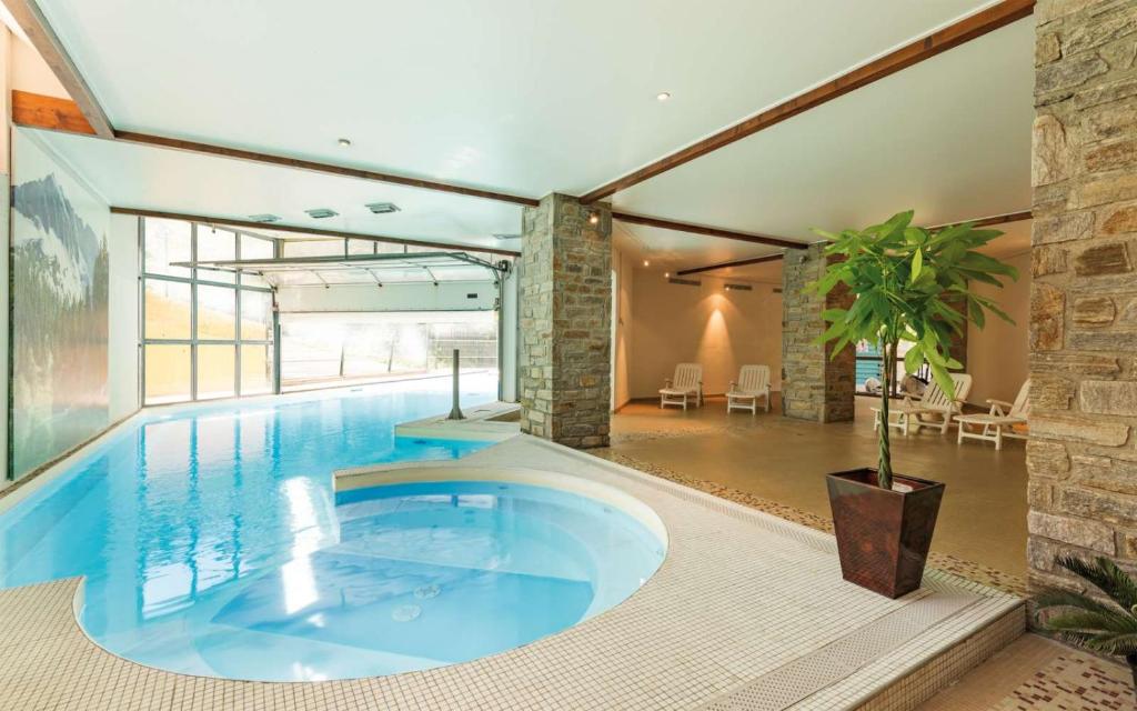 uma grande piscina numa casa em Appartement domaine des 100 Lacs 2 Chambres 6 Personnes em Cauterets