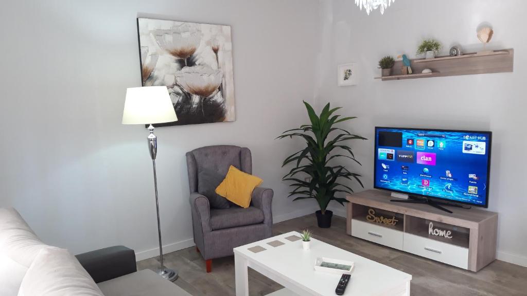 Televízia a/alebo spoločenská miestnosť v ubytovaní Los Nidos Sea Pretty&Beach- La Carihuela